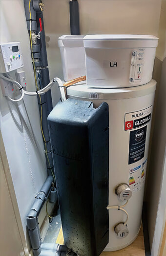 https://tappinghotwater.com.au/uploads/2025/06/electric-hot-water-system-70649.jpg