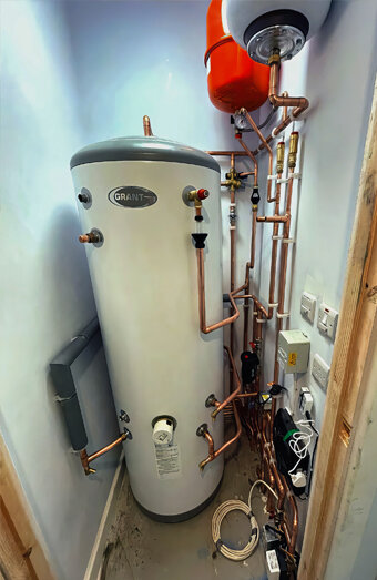 https://tappinghotwater.com.au/uploads/2025/06/gas-hot-water-system-11703.jpg